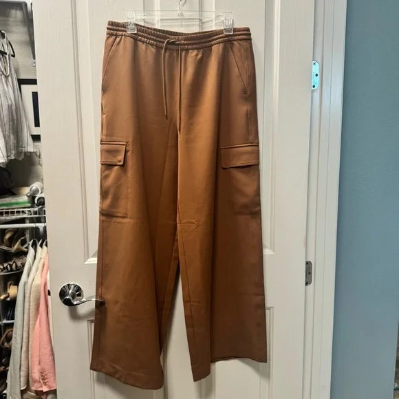 Athleta Promenade Wide
Leg Elastic Waist Cargo Pants
Walnut Brown Medium Petite - Picture 8 of 9